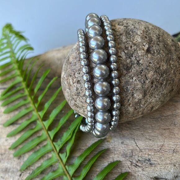 SET OF THREE GRAY FAUX PEARL STRETCH BRACELETS. - Picture 5 of 5